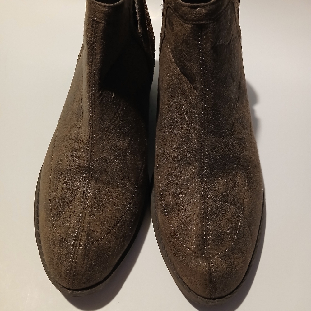 Justice Brand Ladies Brown Ankle Boots. Size 6.5